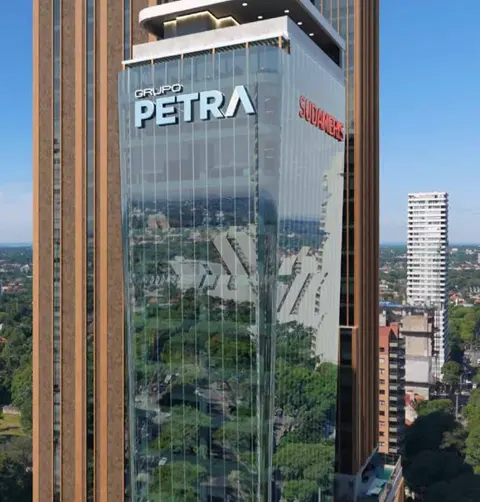 Rendering ufficiale di Imperiale Business Hub: la torre corporate in vetro con l’insegna Grupo Petra